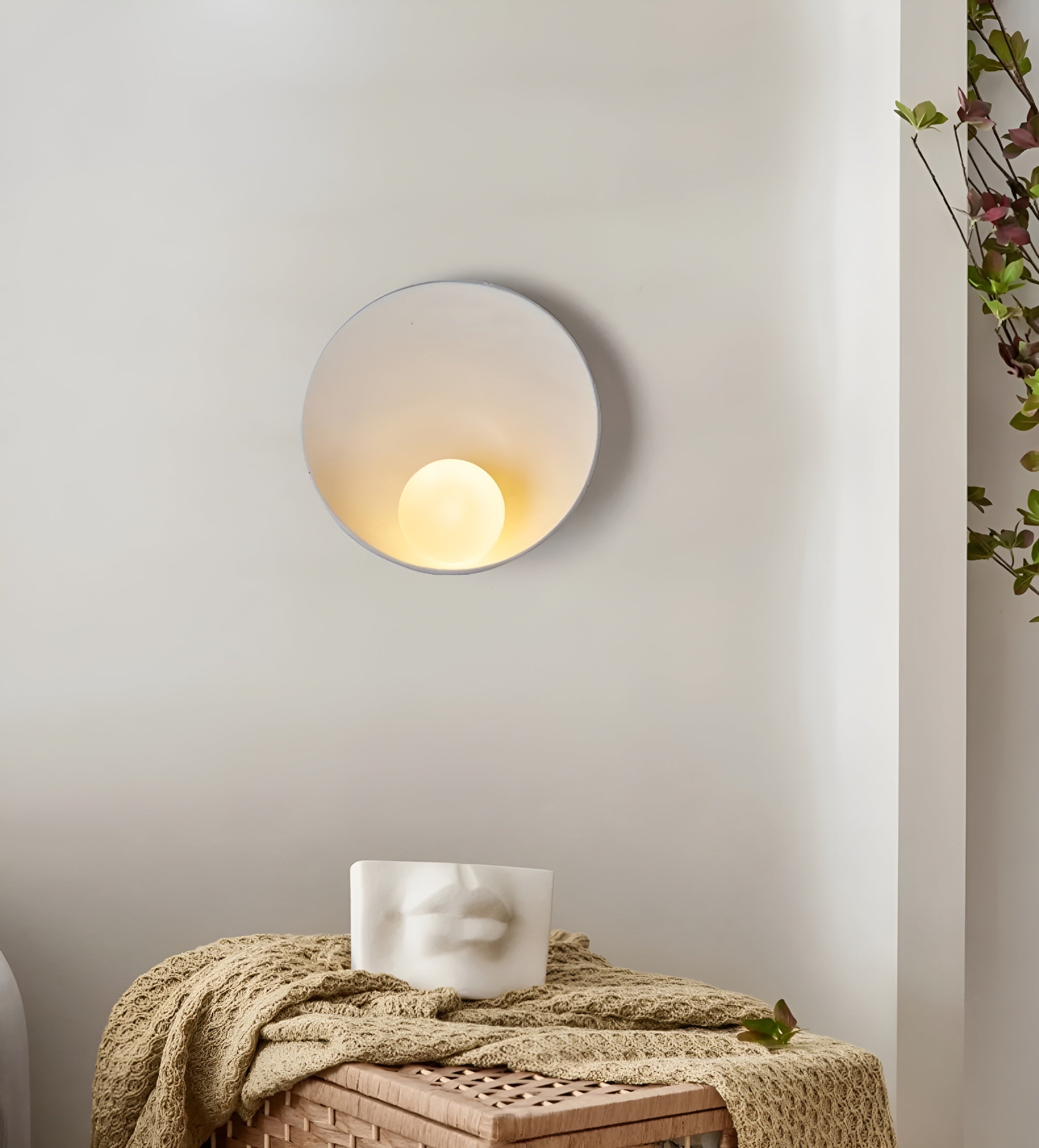 Wandlamp met Houtaccent en Melkglazen Kap – Sfeervolle Minimalistisch Verlichting | Sansoti
