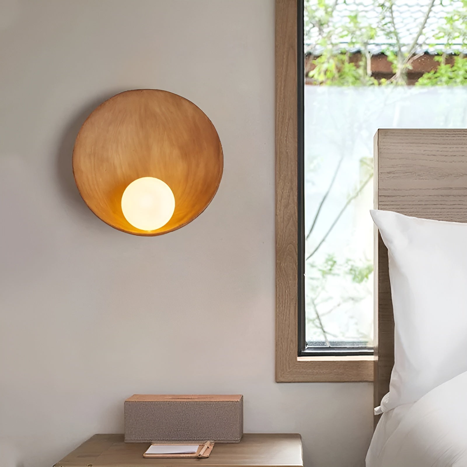Wandlamp met Houtaccent en Melkglazen Kap – Sfeervolle Minimalistisch Verlichting | Sansoti