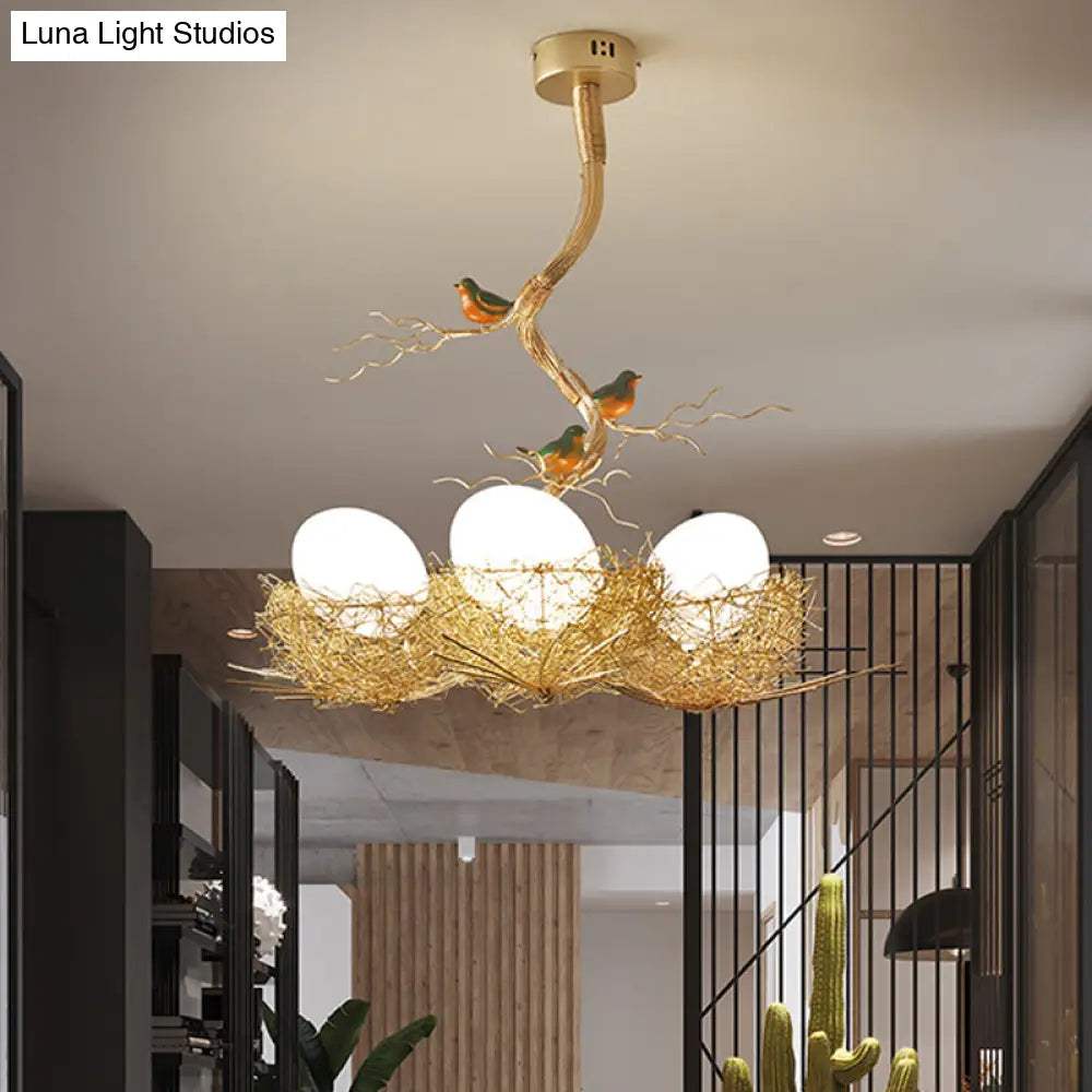 Kroonluchter Melkwit Glas met Vogels en Nest Goudkleurig 1 2 3 Lichtpunten Natuurgeïnspireerd Design | Sansoti
