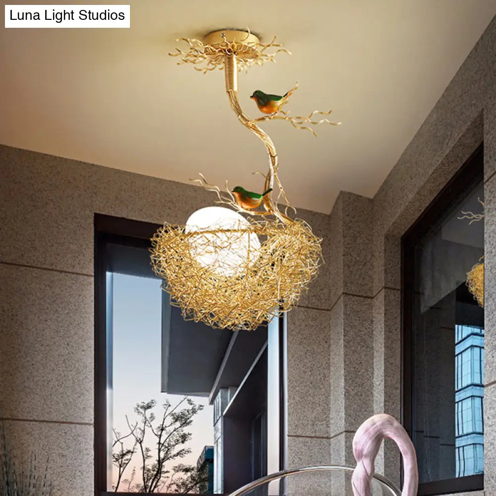 Kroonluchter Melkwit Glas met Vogels en Nest Goudkleurig 1 2 3 Lichtpunten Natuurgeïnspireerd Design | Sansoti