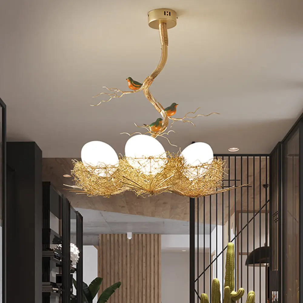 Kroonluchter Melkwit Glas met Vogels en Nest Goudkleurig 1 2 3 Lichtpunten Natuurgeïnspireerd Design | Sansoti