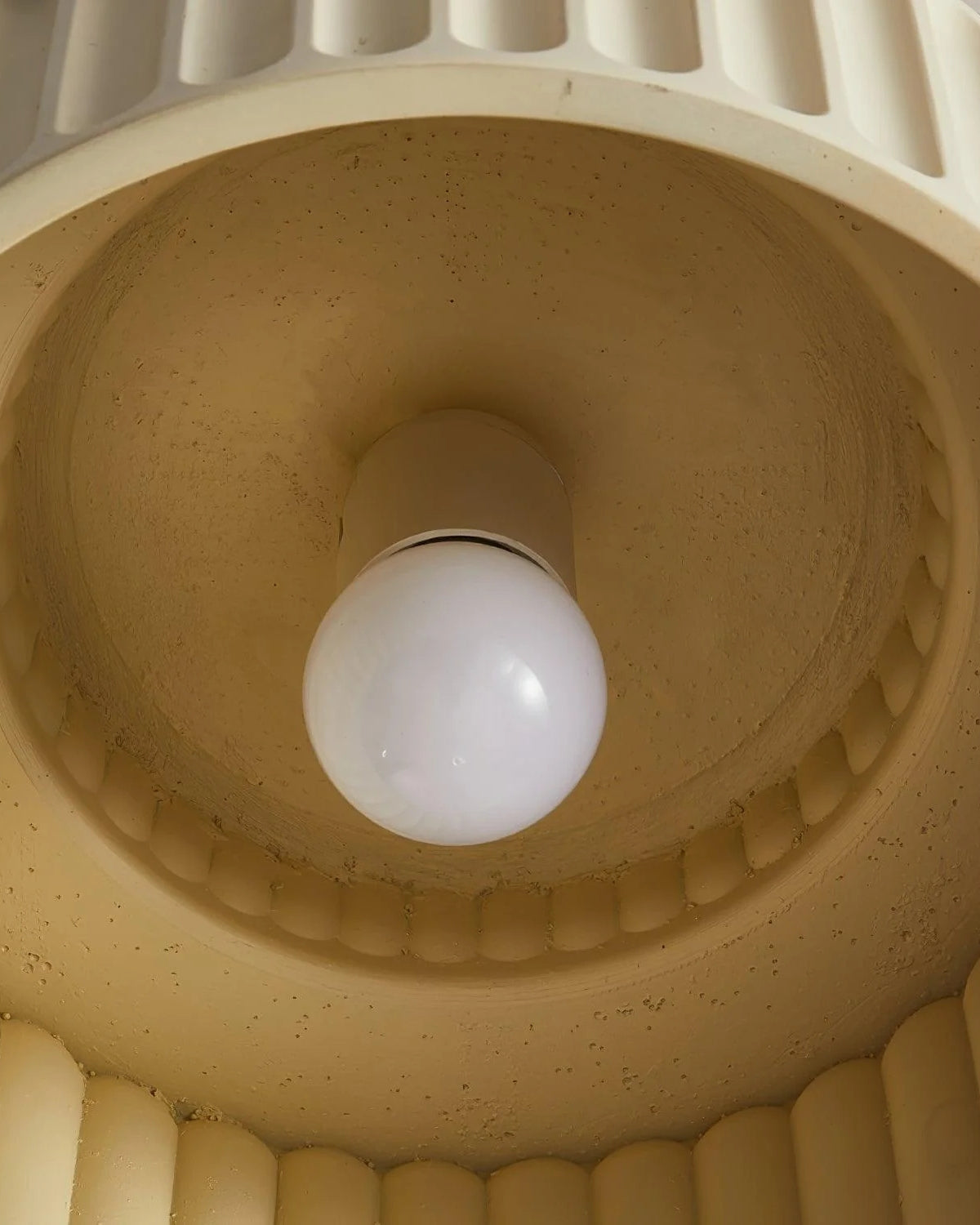 Geribde plafondlamp van hars met zachte sfeerverlichting | Sansoti