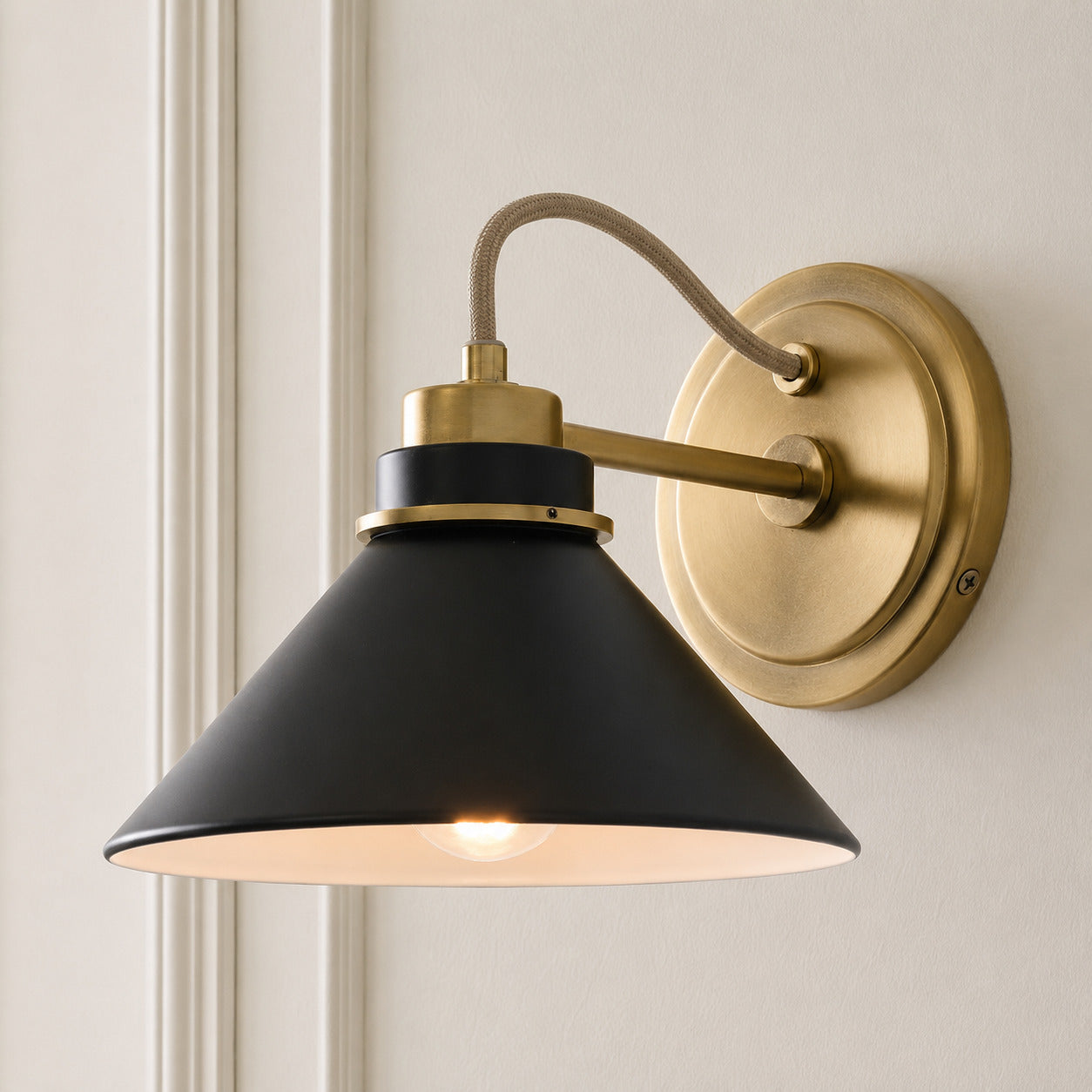 Globe Wandlamp met Gebogen Arm – Moderne Industriële Verlichting voor Badkamer, Slaapkamer en Gang | Sansoti