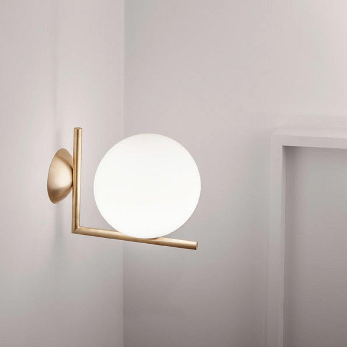 Applique en verre soufflé boule opaline, éclairage minimaliste noir et or, design scandinave, lumière d’ambiance | Sansoti