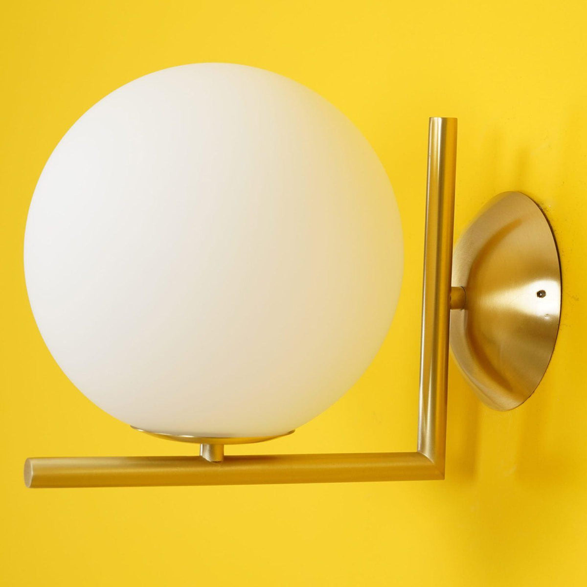 Applique en verre soufflé boule opaline, éclairage minimaliste noir et or, design scandinave, lumière d’ambiance | Sansoti