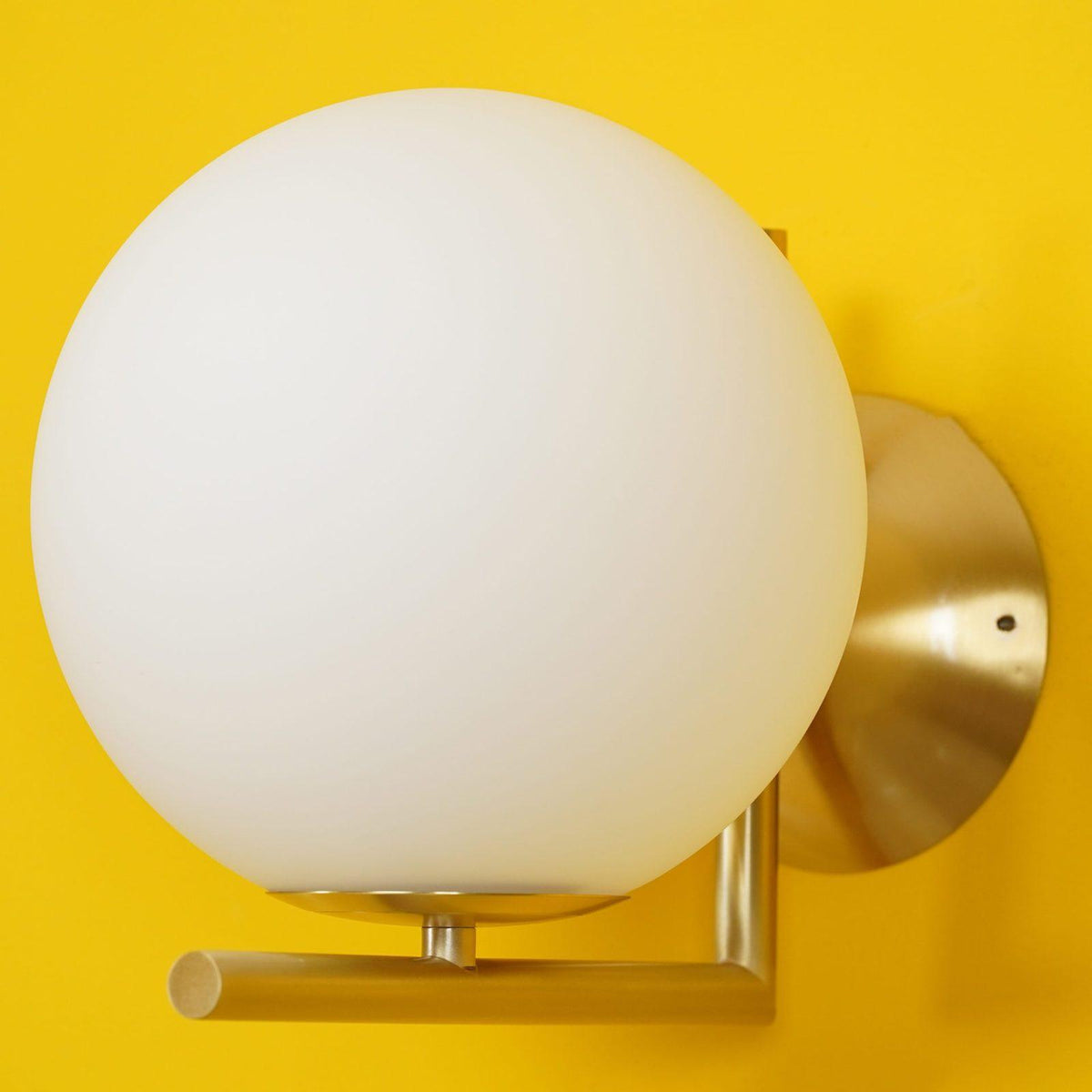 Applique en verre soufflé boule opaline, éclairage minimaliste noir et or, design scandinave, lumière d’ambiance | Sansoti