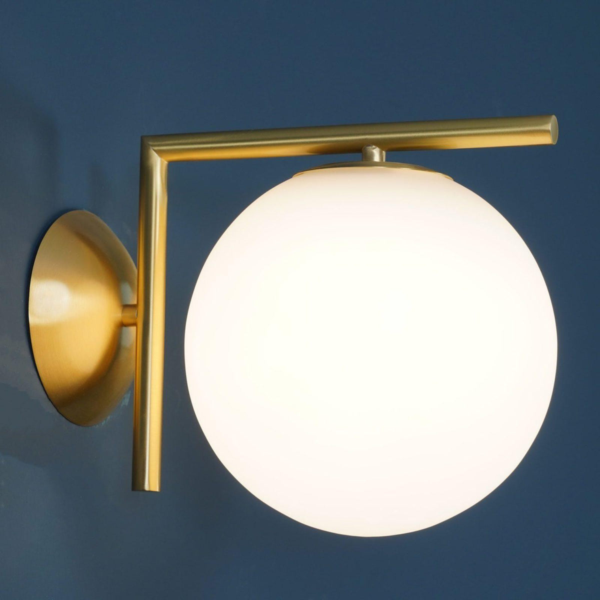 Applique en verre soufflé boule opaline, éclairage minimaliste noir et or, design scandinave, lumière d’ambiance | Sansoti