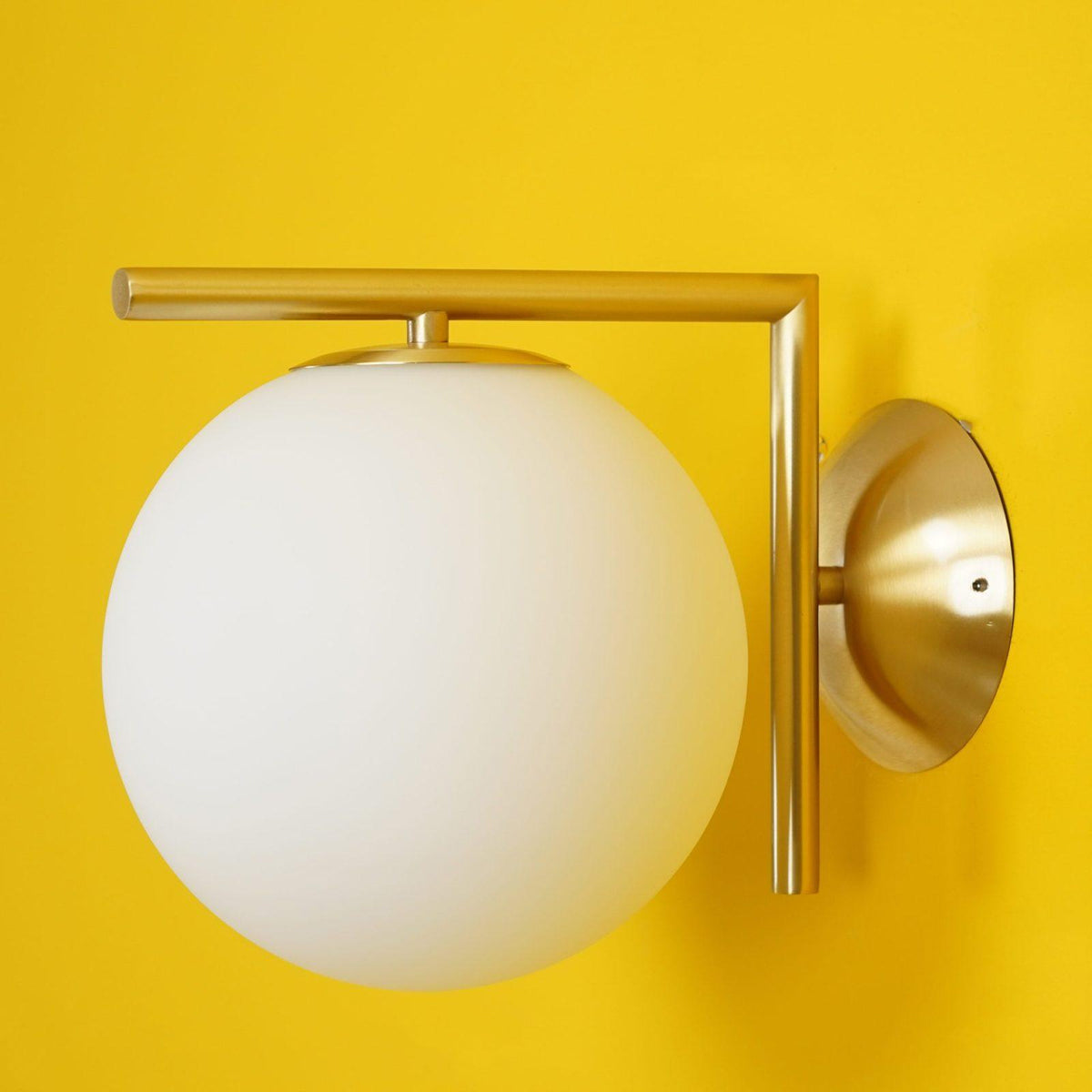 Applique en verre soufflé boule opaline, éclairage minimaliste noir et or, design scandinave, lumière d’ambiance | Sansoti