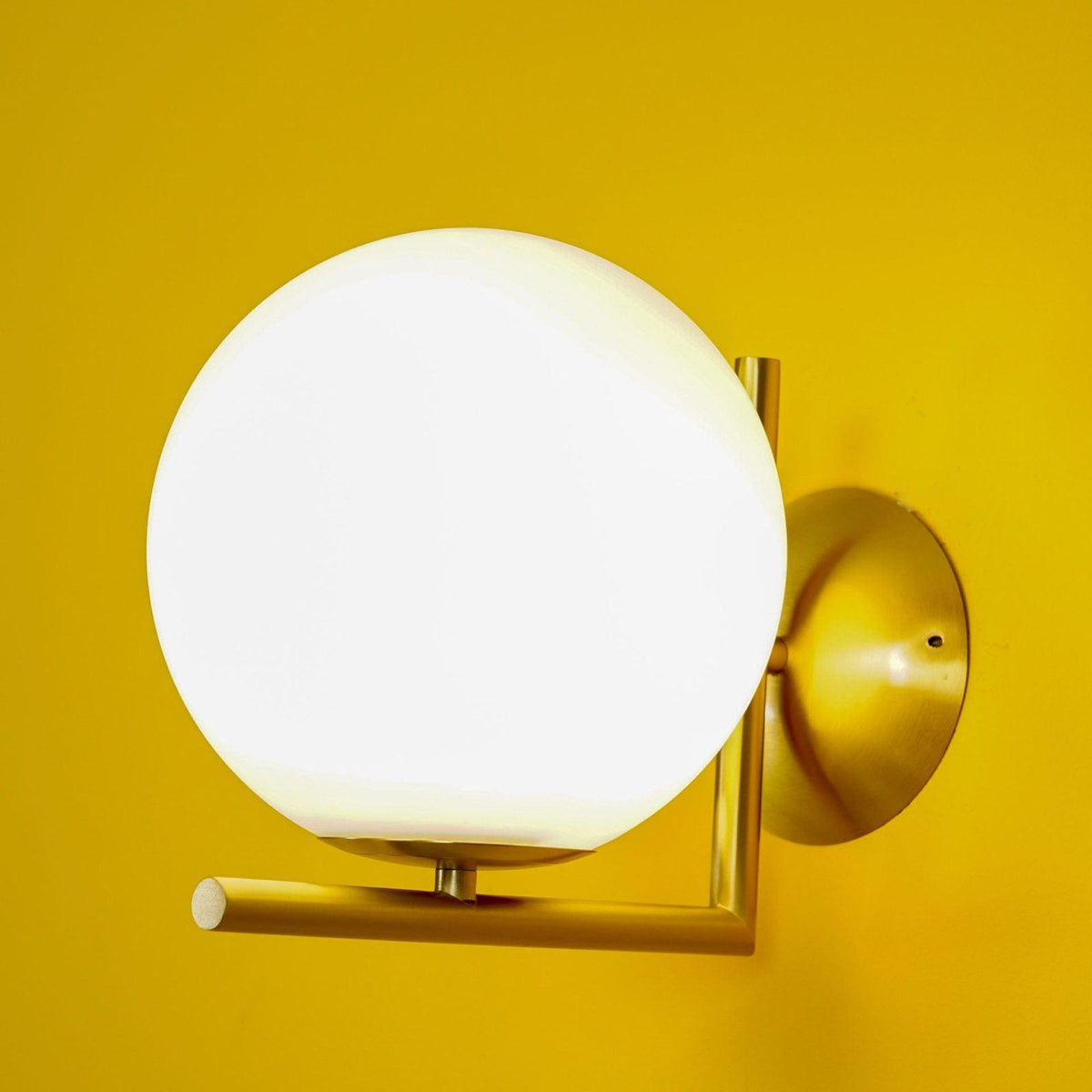 Applique en verre soufflé boule opaline, éclairage minimaliste noir et or, design scandinave, lumière d’ambiance | Sansoti