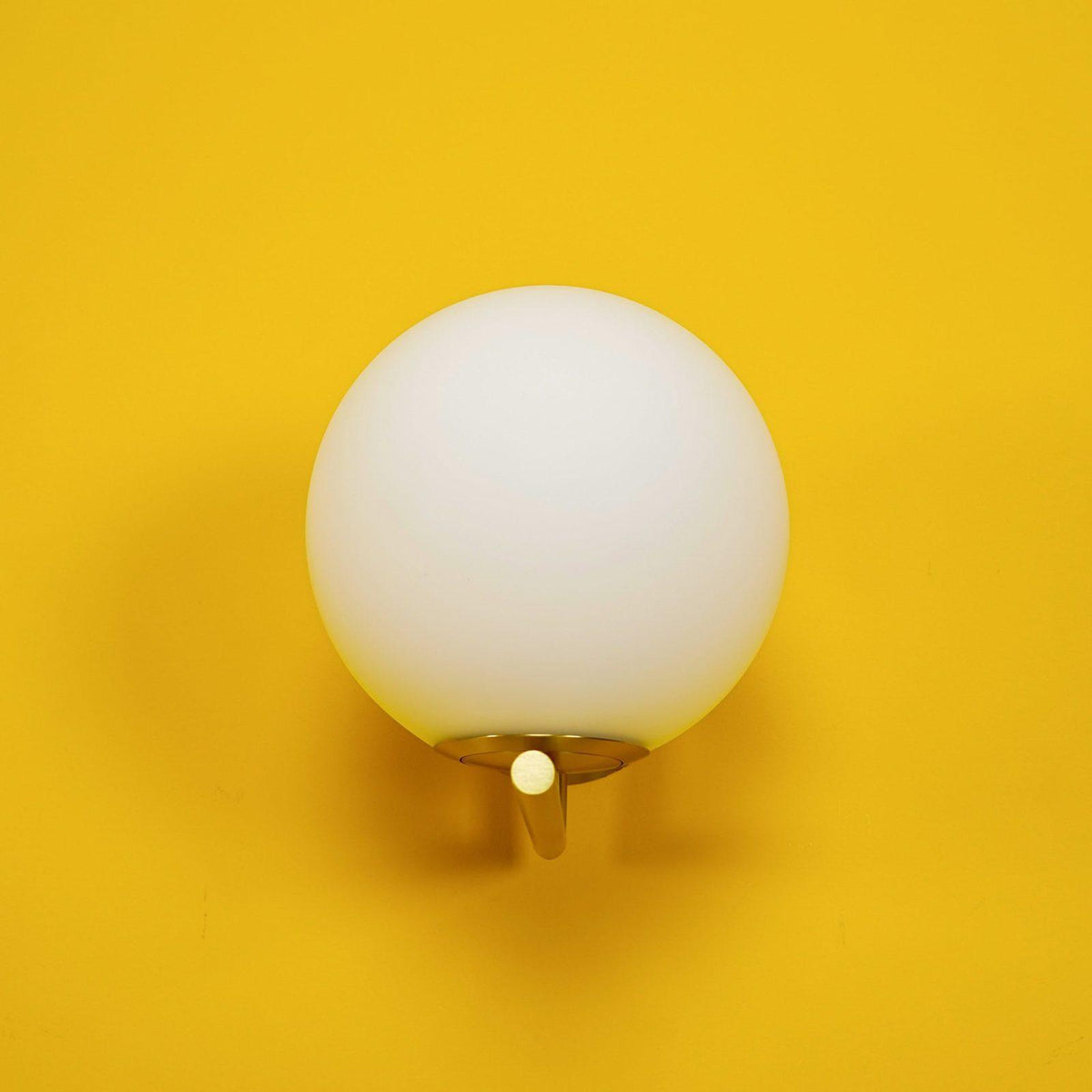 Applique en verre soufflé boule opaline, éclairage minimaliste noir et or, design scandinave, lumière d’ambiance | Sansoti