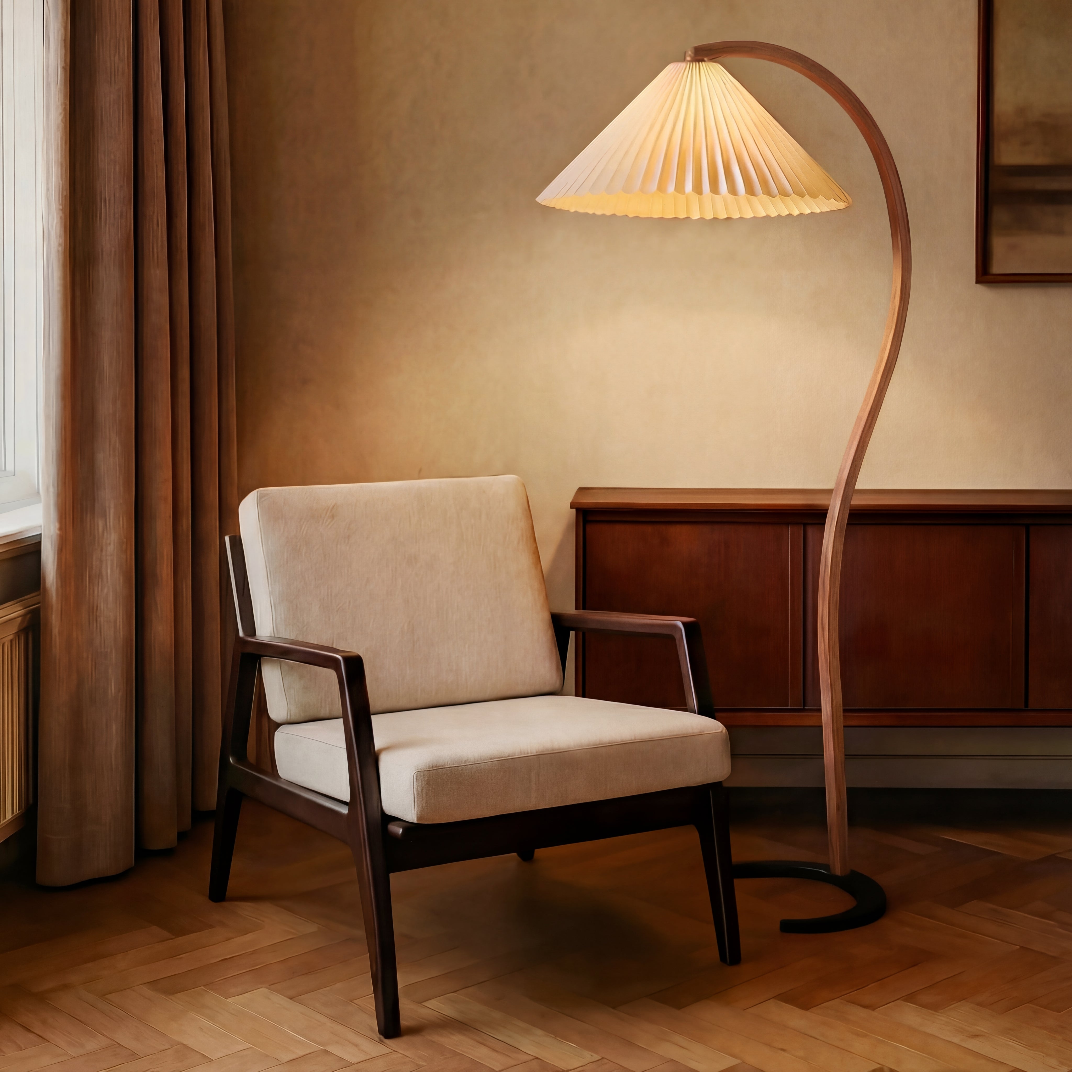 Lampadaire en hêtre courbé avec abat-jour en lin, lumière blanc chaud, pour coin lecture et salon, design scandinave sculptural | Sansoti