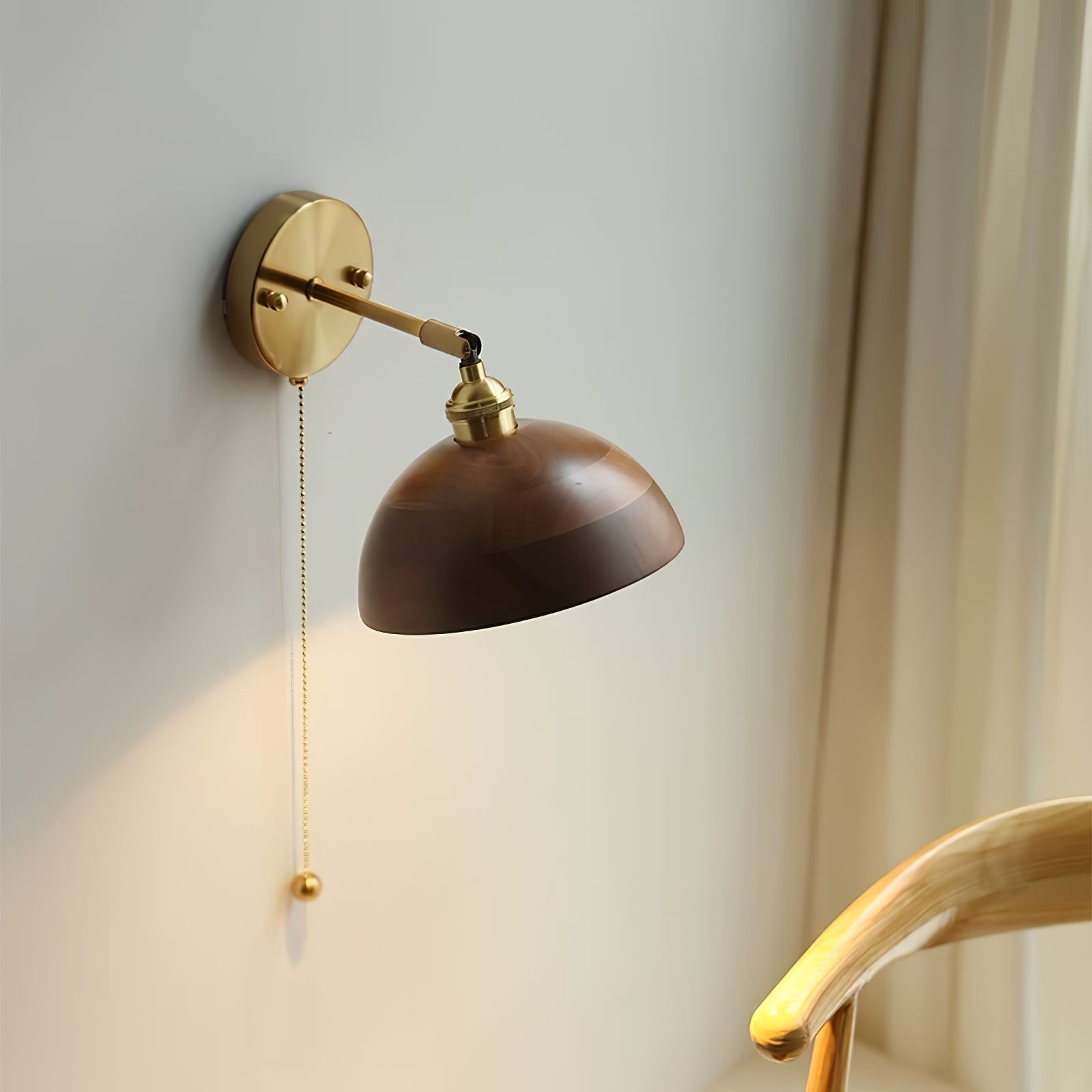 Vintage Wandlamp met Walnoothouten Kap en Messing Armatuur – Dubbele Schakelaar Design | Sansoti