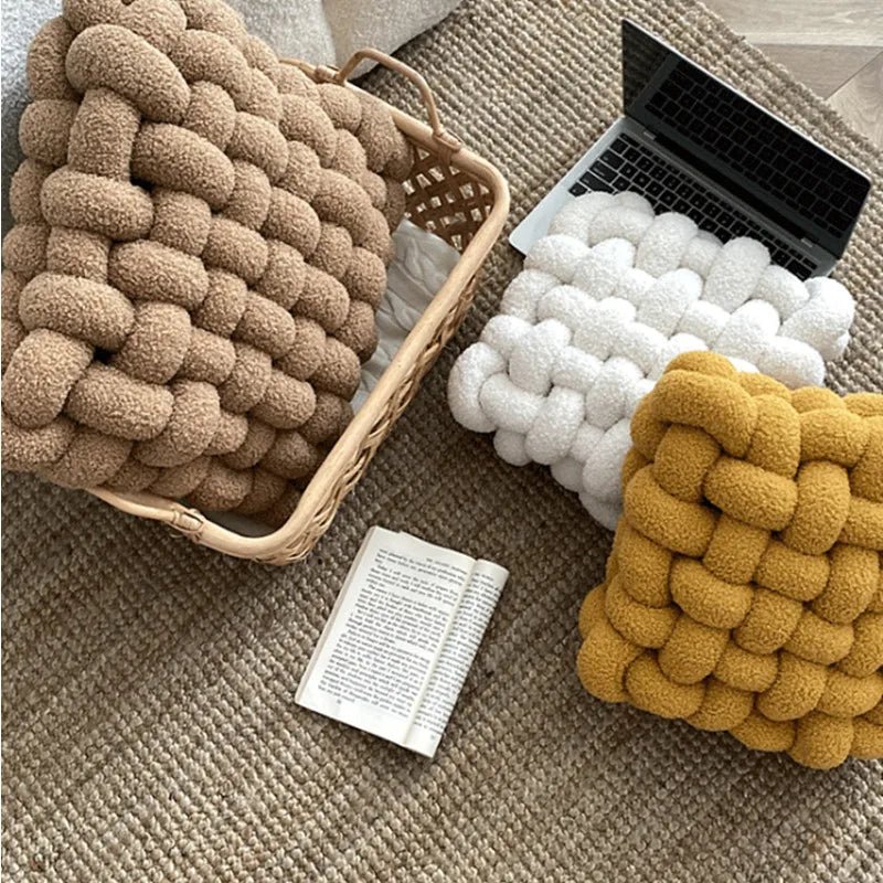 Coussin décoratif noué en coton pelucheux doux | Coussin d’assise décoratif au design scandinave pour le salon et la chambre | Sansoti