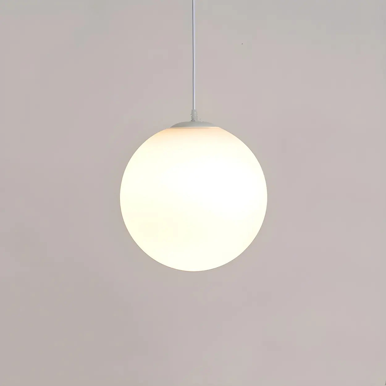 Moderne weiße Glaskugel-Pendelleuchte mit runder Form in verschiedenen Größen für Esszimmer und Wohnzimmer | Restfield