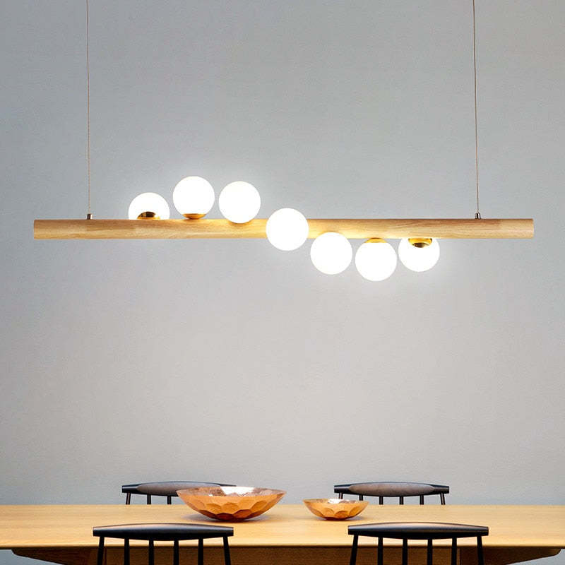 Hängeleuchte Glaskugel mit Deckenbefestigung aus Holz in warmem Walnusston - elegante Ambientebeleuchtung für das Wohnzimmer | Sansoti