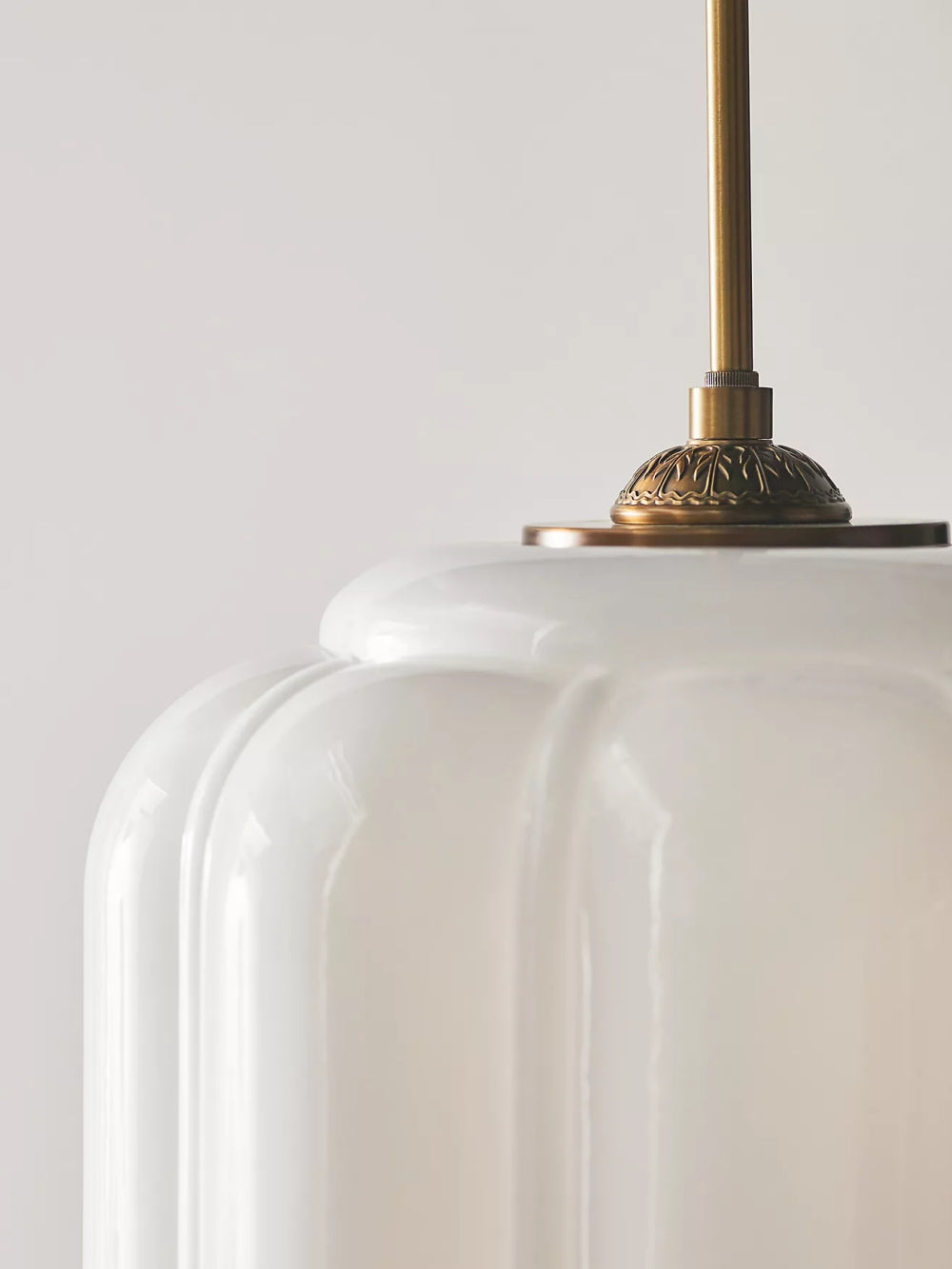 Vintage Kroonluchter met Crèmekleurige Glazen Kappen – Hanglamp in Retro-Stijl voor Eetkamer & Woonkamer | Sansoti