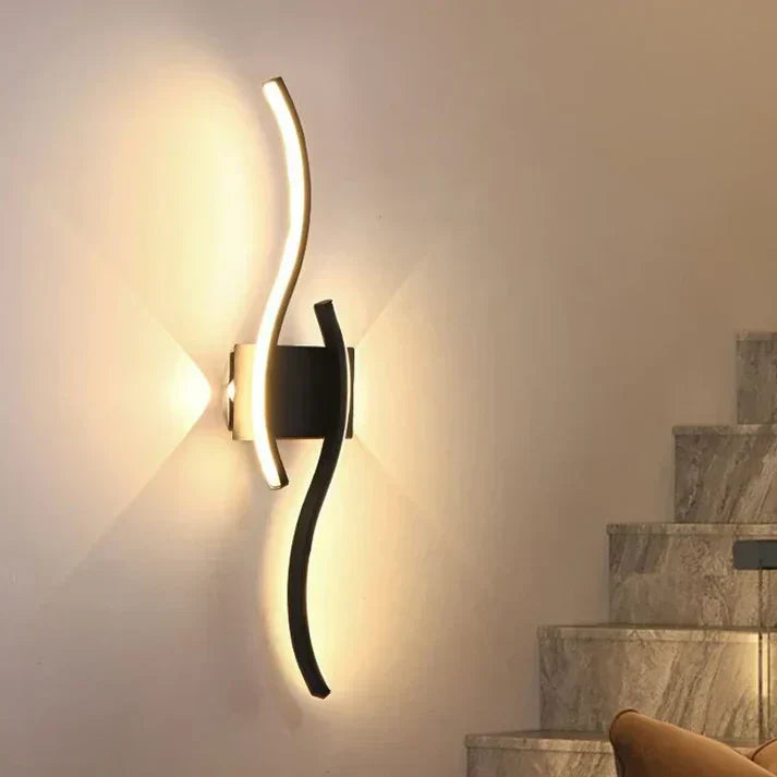 Applique murale ondulée LED blanc chaud 60cm métal design moderne économe en énergie et chaleureuse pour le salon, la chambre ou le couloir | Sansoti