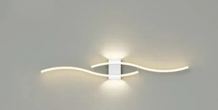Applique murale ondulée LED blanc chaud 60cm métal design moderne économe en énergie et chaleureuse pour le salon, la chambre ou le couloir | Sansoti