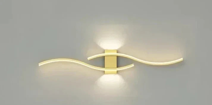 Applique murale ondulée LED blanc chaud 60cm métal design moderne économe en énergie et chaleureuse pour le salon, la chambre ou le couloir | Sansoti