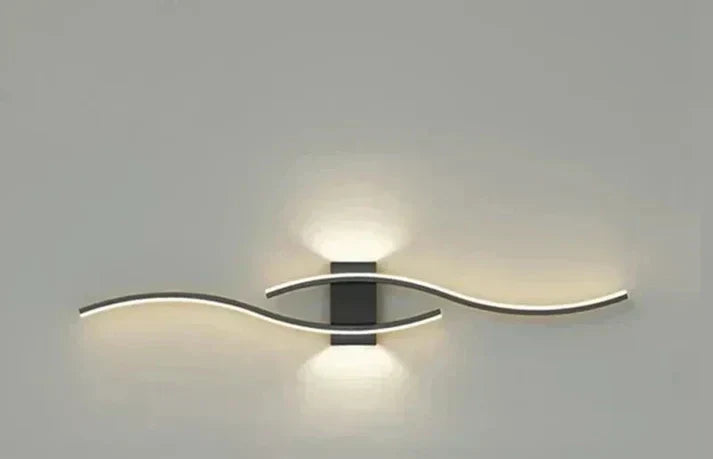 Applique murale ondulée LED blanc chaud 60cm métal design moderne économe en énergie et chaleureuse pour le salon, la chambre ou le couloir | Sansoti