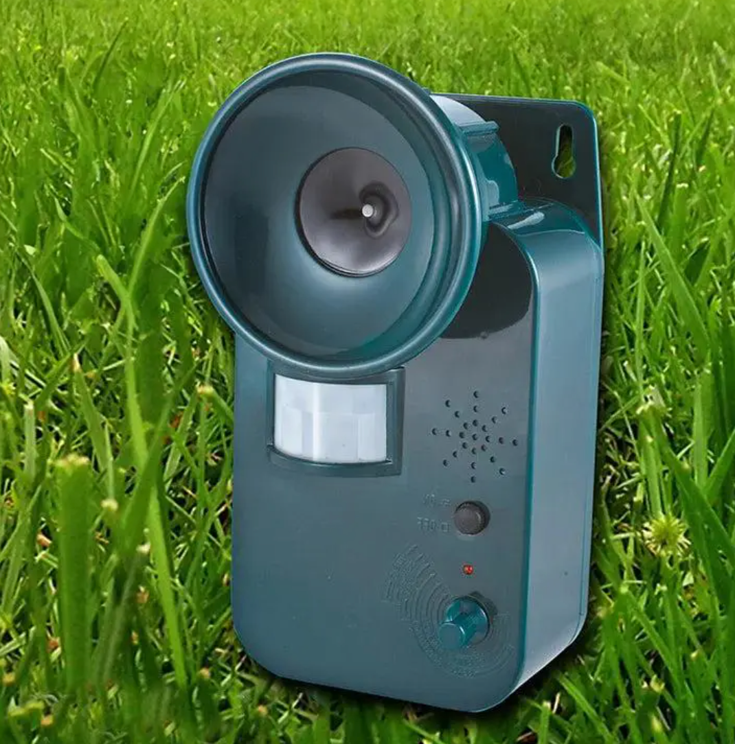 Ultraschall-Tiervertreiber mit Batterie und Bewegungssensor für einen wirksamen Garten- und Grundstücksschutz bei Tag und Nacht | Sansoti