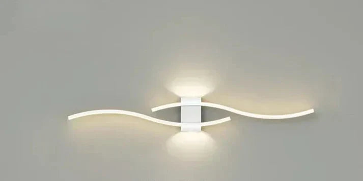 Applique murale ondulée LED blanc chaud 60cm métal design moderne économe en énergie et chaleureuse pour le salon, la chambre ou le couloir | Sansoti