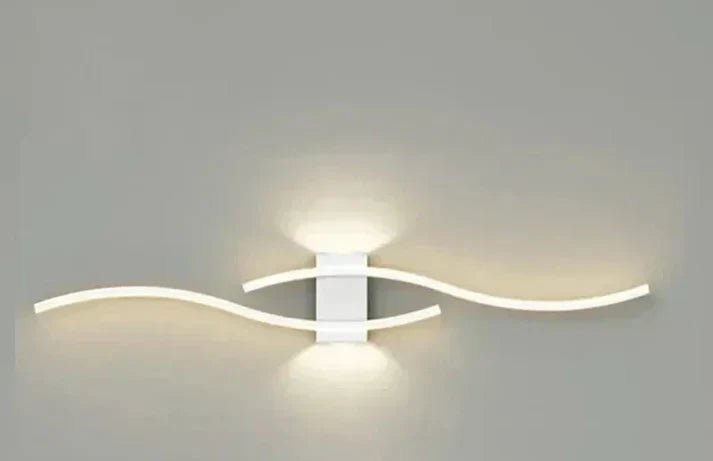 Applique murale ondulée LED blanc chaud 60cm métal design moderne économe en énergie et chaleureuse pour le salon, la chambre ou le couloir | Sansoti