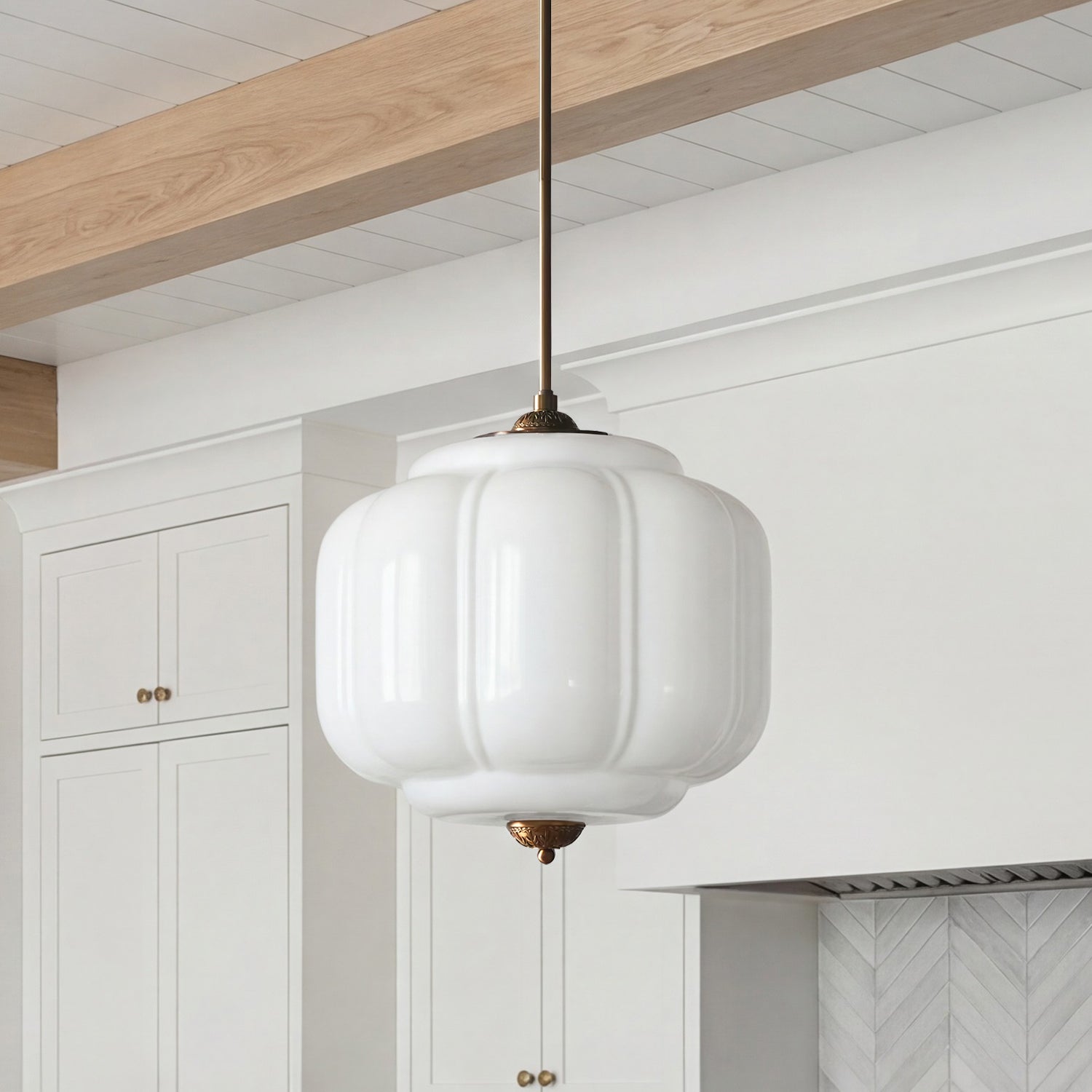 Vintage Melkglas Hanglamp met Messing Armatuur – Klassiek Retro Design voor Eetkamer, Hal & Leeshoek | Sansoti