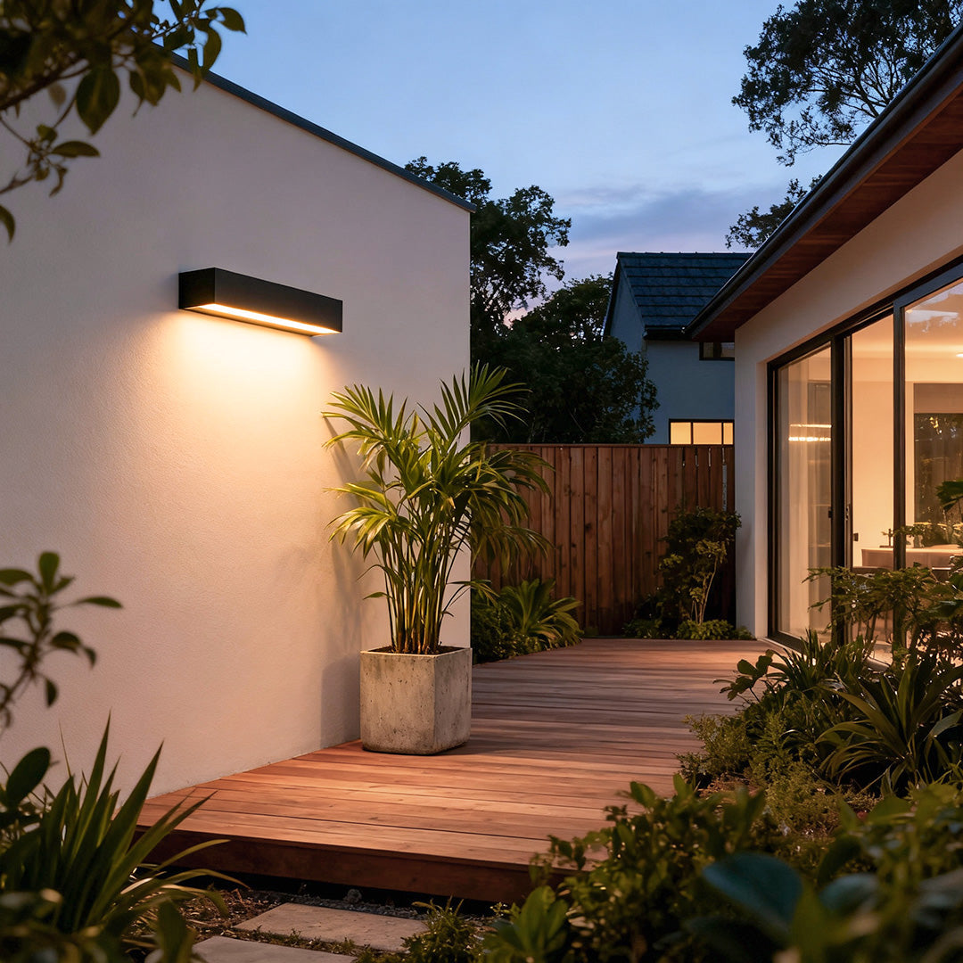Moderne Außenwandleuchte mit linearem LED-Licht und IP65 wasserdichtem Aluminiumgehäuse für Fassade, Eingang und Garage | Restfield