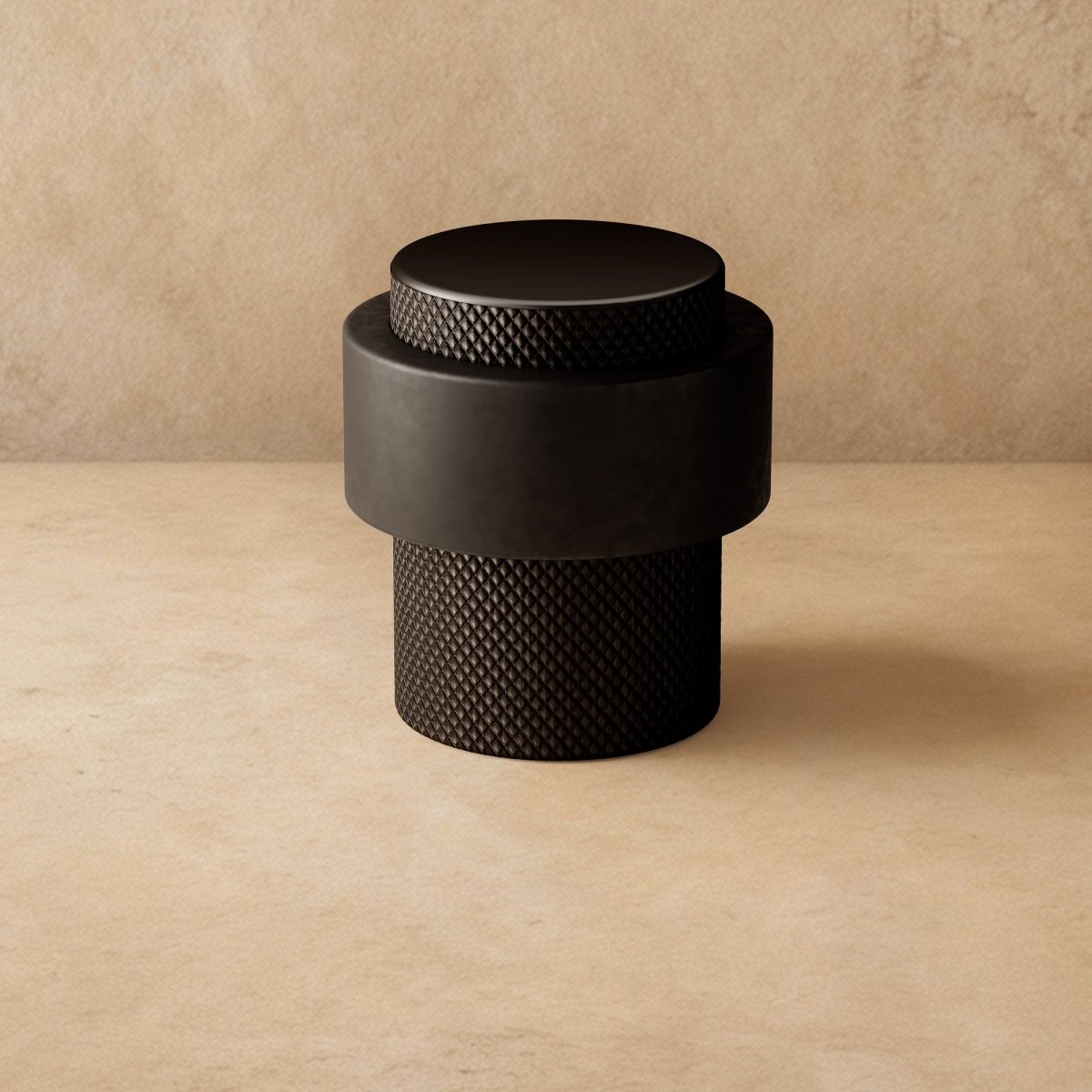 Minimalistischer Türstopper mit Gummi-Finish und Messingdetails | Restfield