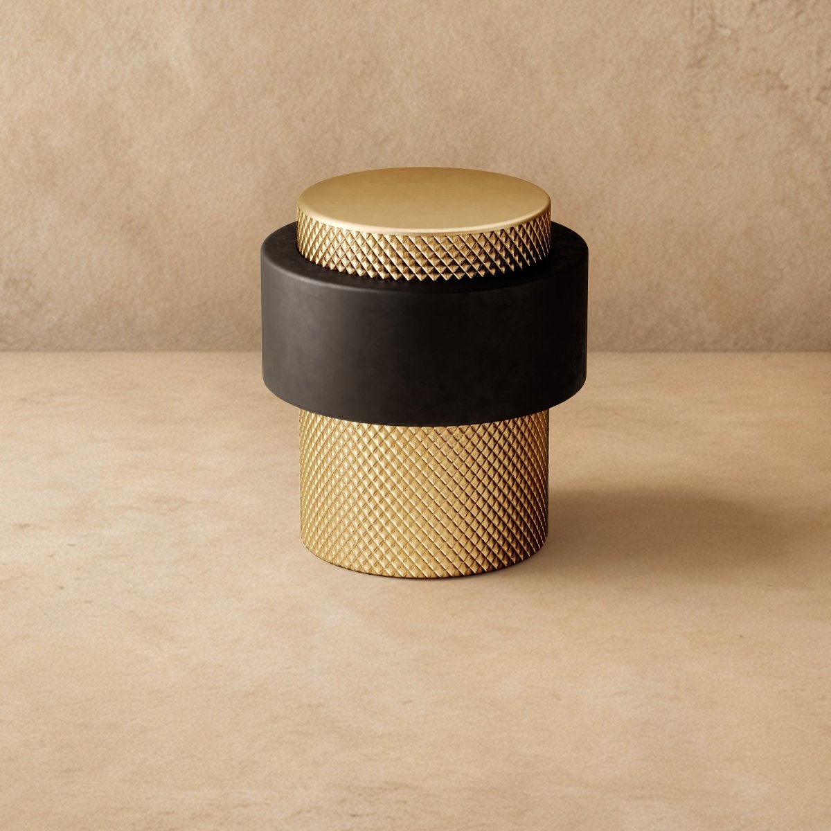 Minimalistischer Türstopper mit Gummi-Finish und Messingdetails | Restfield