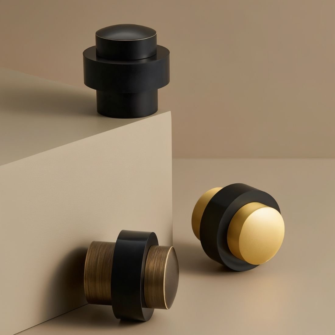 Minimalistischer Türstopper mit Gummi-Finish und Messingdetails | Restfield