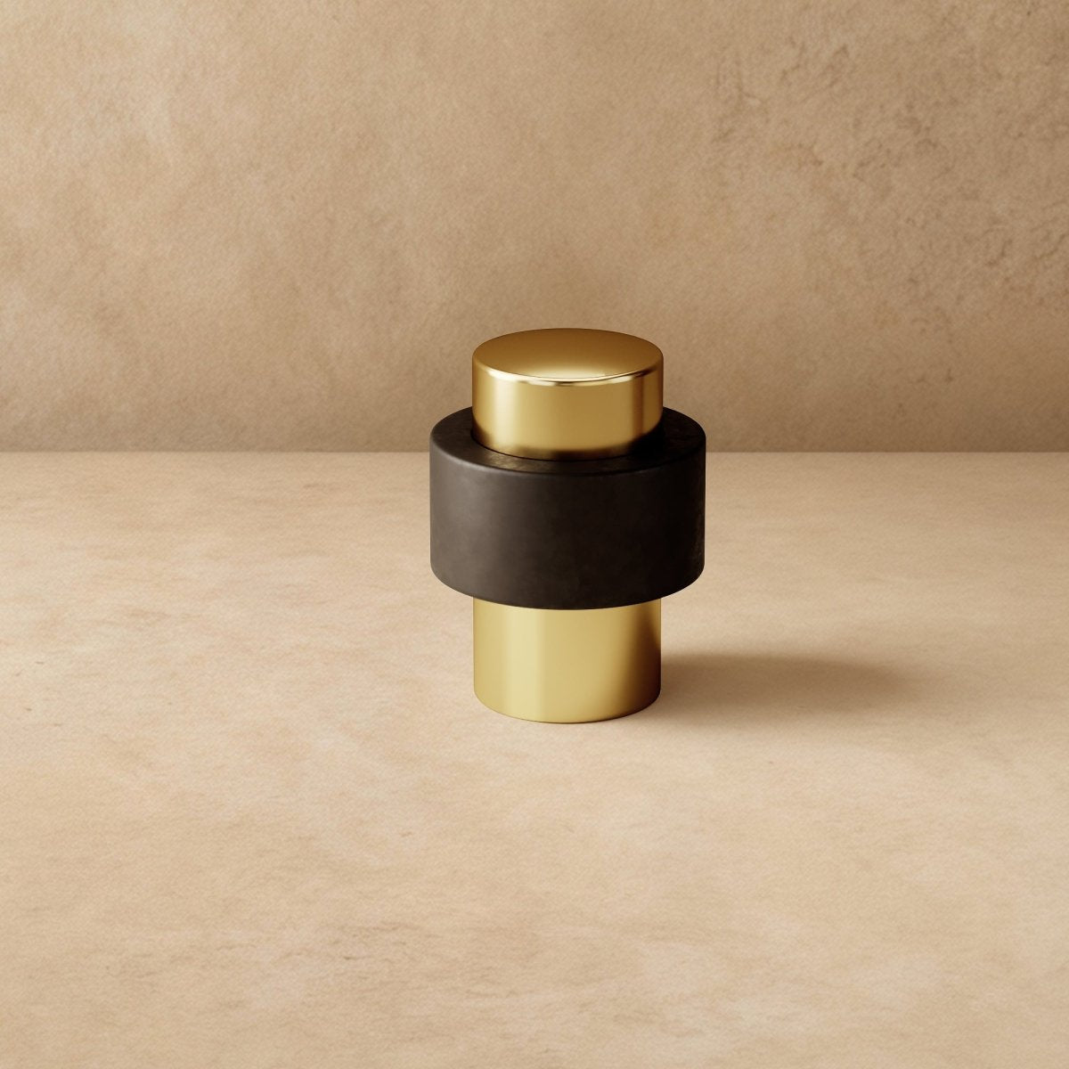 Minimalistischer Türstopper mit Gummi-Finish und Messingdetails | Restfield