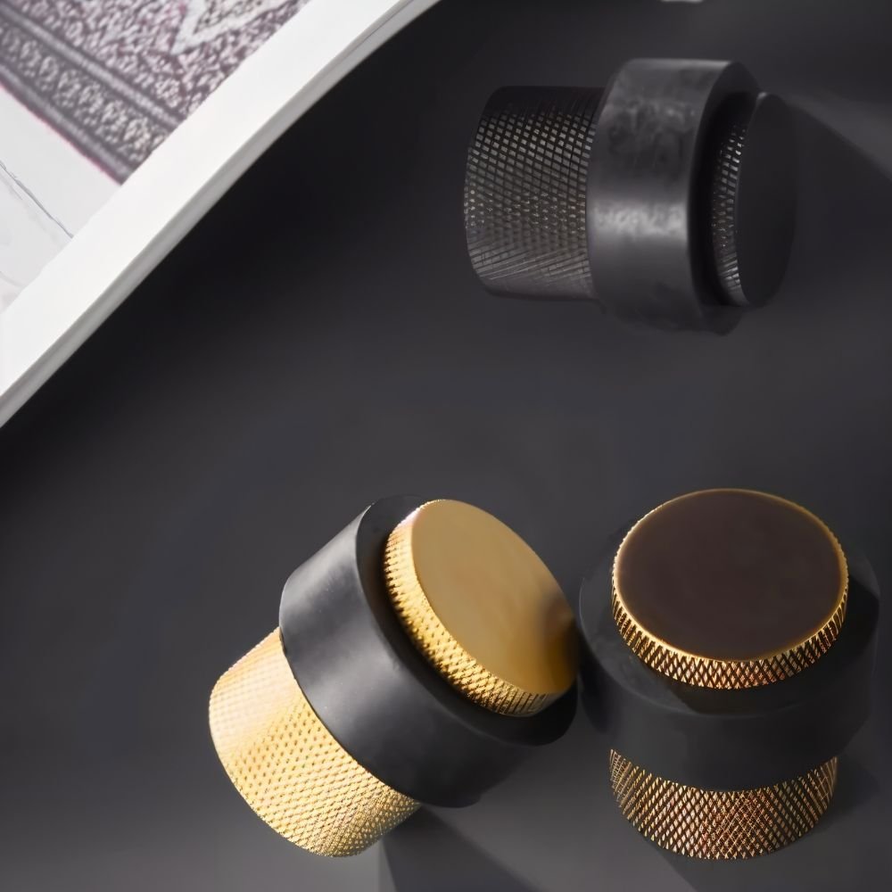 Minimalistischer Türstopper mit Gummi-Finish und Messingdetails | Restfield