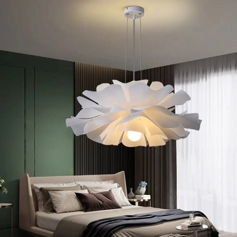 Lustre LED sculptural en forme de fleur avec diffusion douce de la lumière | Restfield