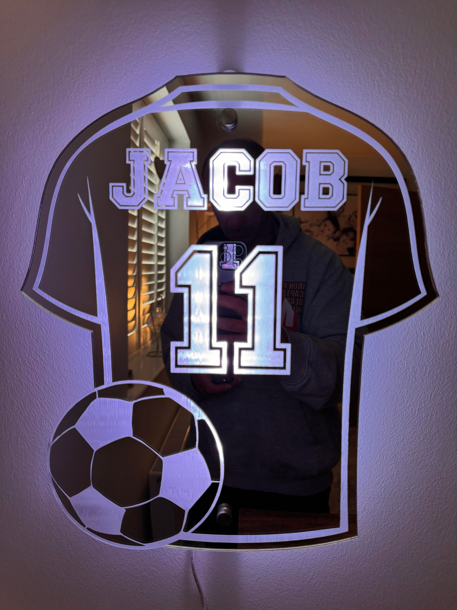 Voetbalshirt Spiegel met Personalisatie – Decoratieve Wandspiegel voor Kinderkamer – Gepersonaliseerd met Naam en Nummer | Sansoti