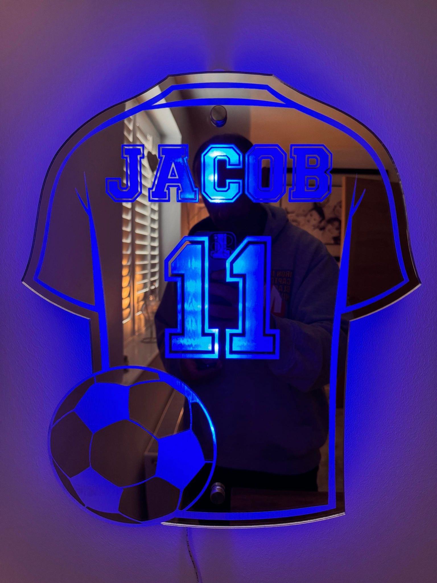 Voetbalshirt Spiegel met Personalisatie – Decoratieve Wandspiegel voor Kinderkamer – Gepersonaliseerd met Naam en Nummer | Sansoti