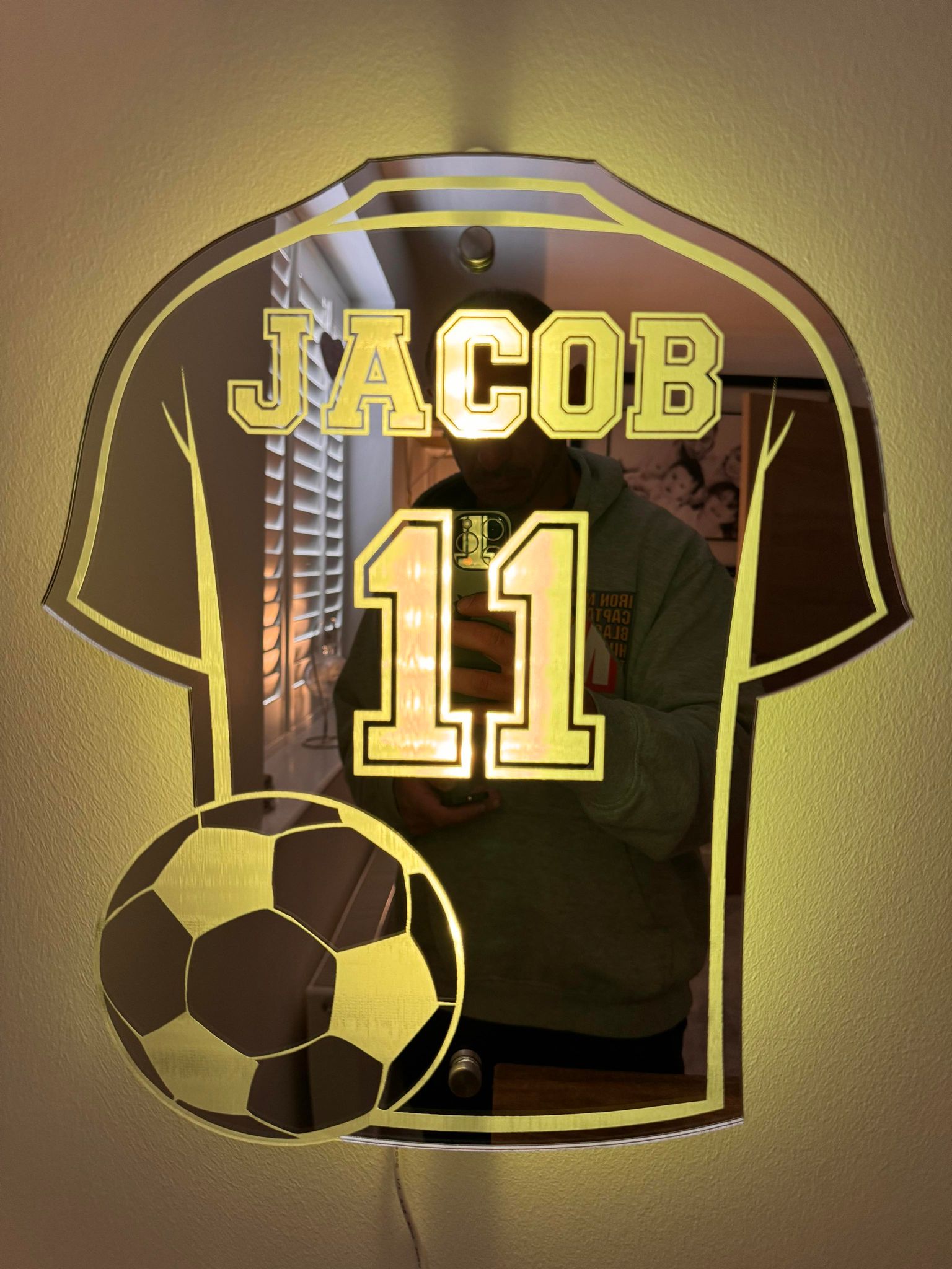 Voetbalshirt Spiegel met Personalisatie – Decoratieve Wandspiegel voor Kinderkamer – Gepersonaliseerd met Naam en Nummer | Sansoti
