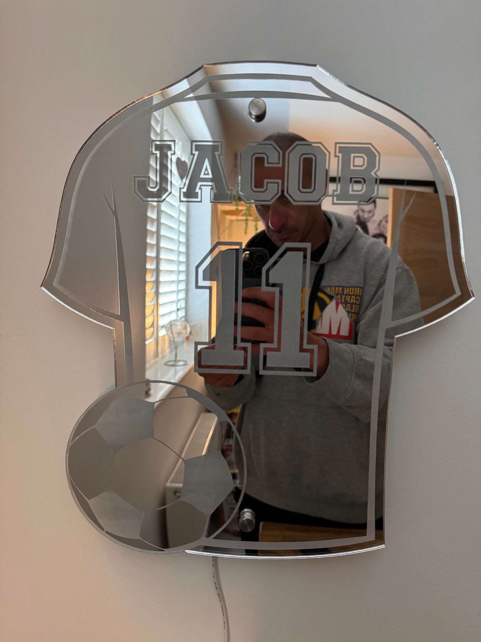 Voetbalshirt Spiegel met Personalisatie – Decoratieve Wandspiegel voor Kinderkamer – Gepersonaliseerd met Naam en Nummer | Sansoti