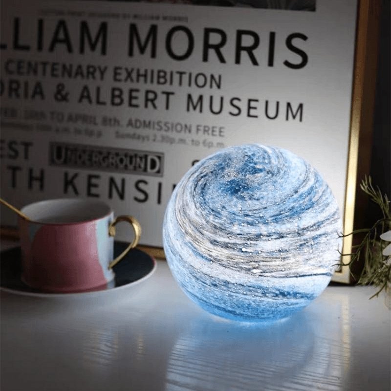 Gläserne Mondlampe mit kosmischem Design und stimmungsvoller Beleuchtung für Schlaf- und Wohnzimmer | Restfield