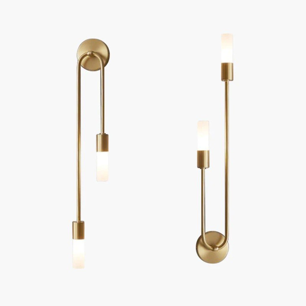 Applique murale dorée avec deux cylindres en verre mat, 55 cm, lumière blanche chaude, design moderne vertical pour le salon | Sansoti