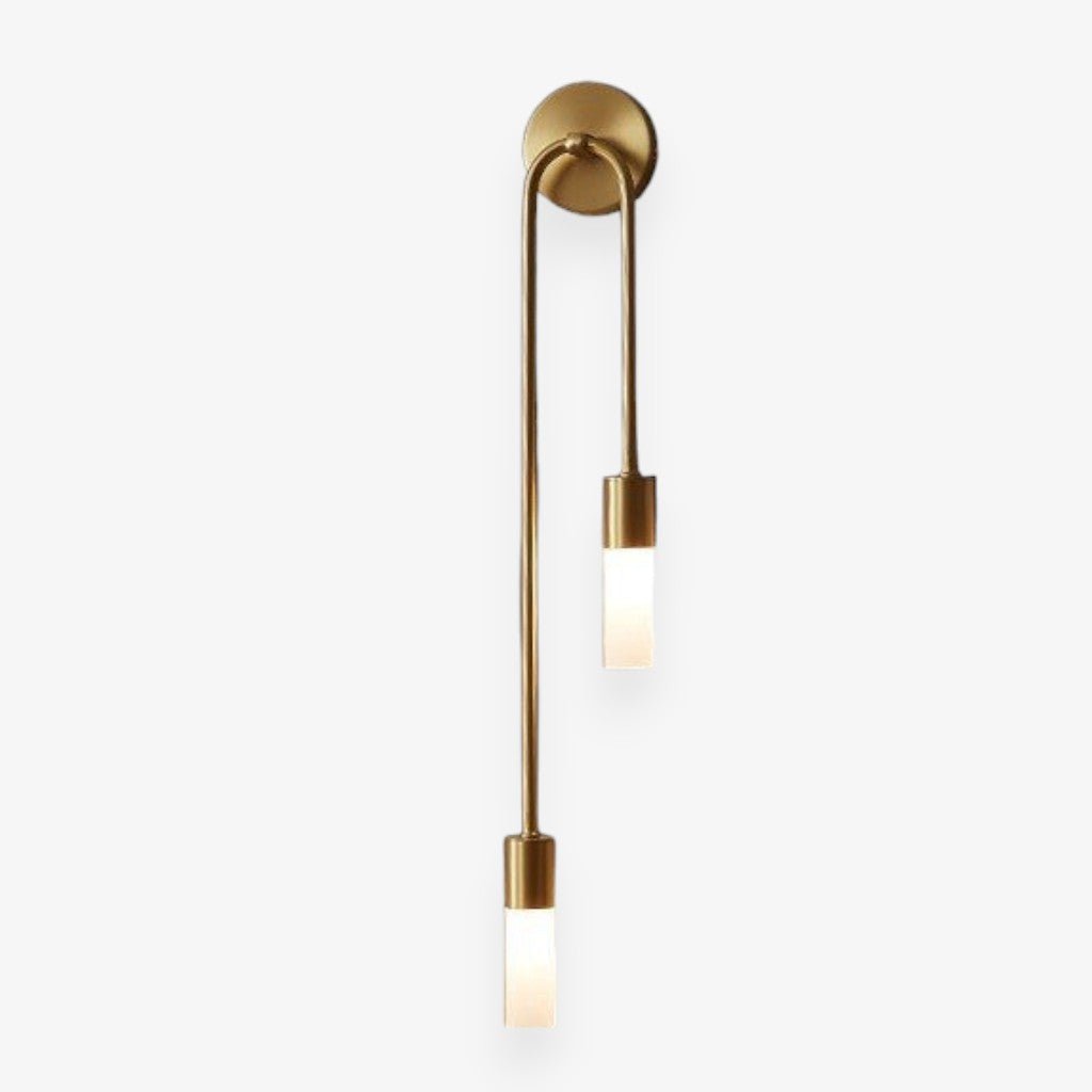 Applique murale dorée avec deux cylindres en verre mat, 55 cm, lumière blanche chaude, design moderne vertical pour le salon | Sansoti