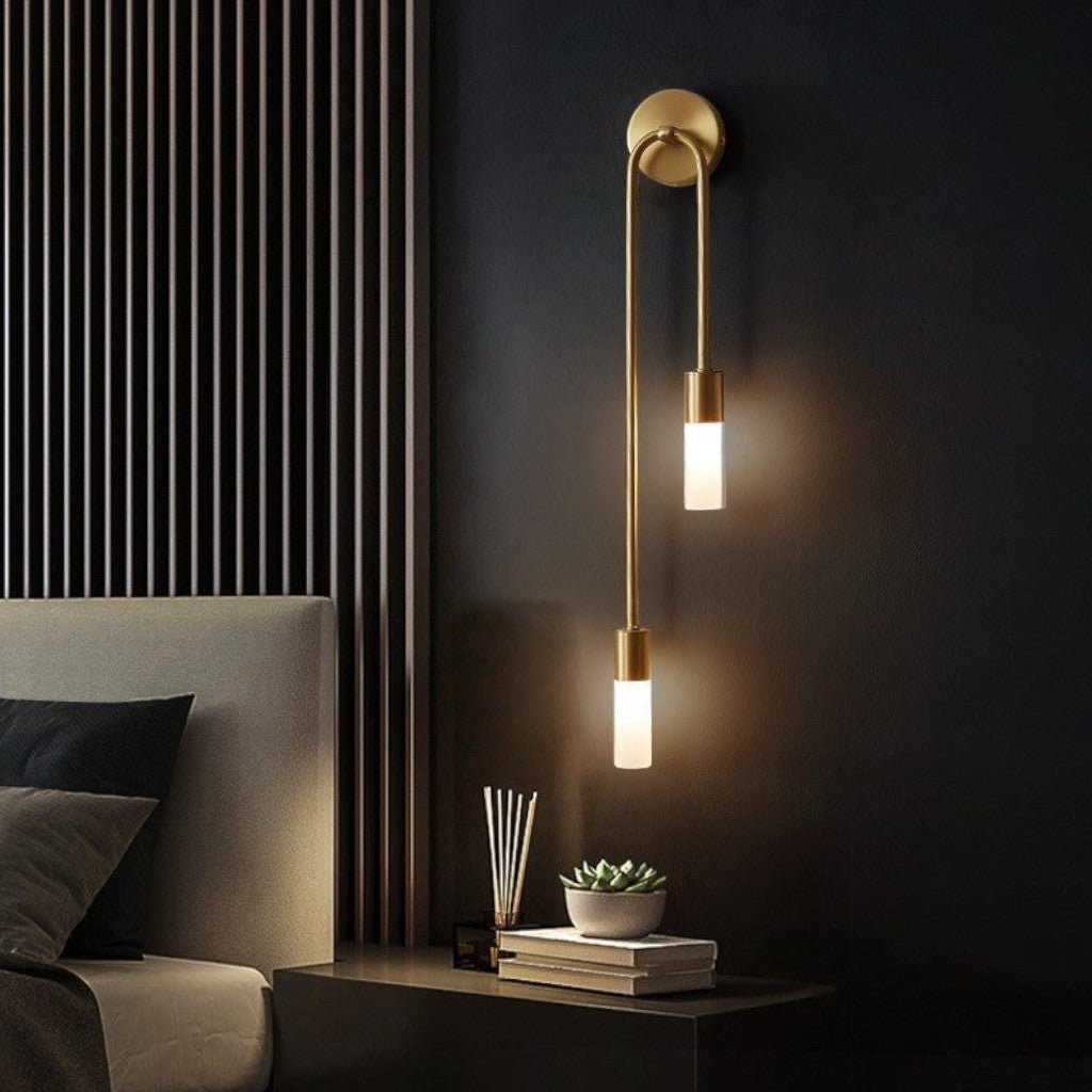 Applique murale dorée avec deux cylindres en verre mat, 55 cm, lumière blanche chaude, design moderne vertical pour le salon | Sansoti
