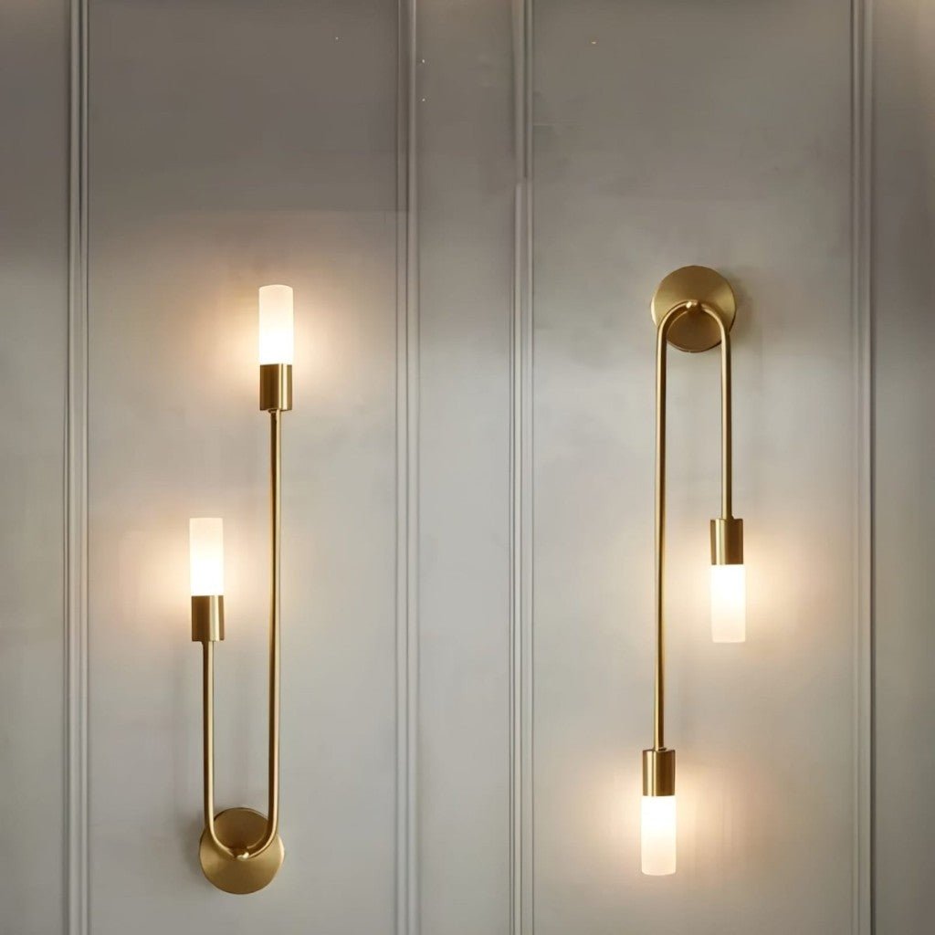 Applique murale dorée avec deux cylindres en verre mat, 55 cm, lumière blanche chaude, design moderne vertical pour le salon | Sansoti