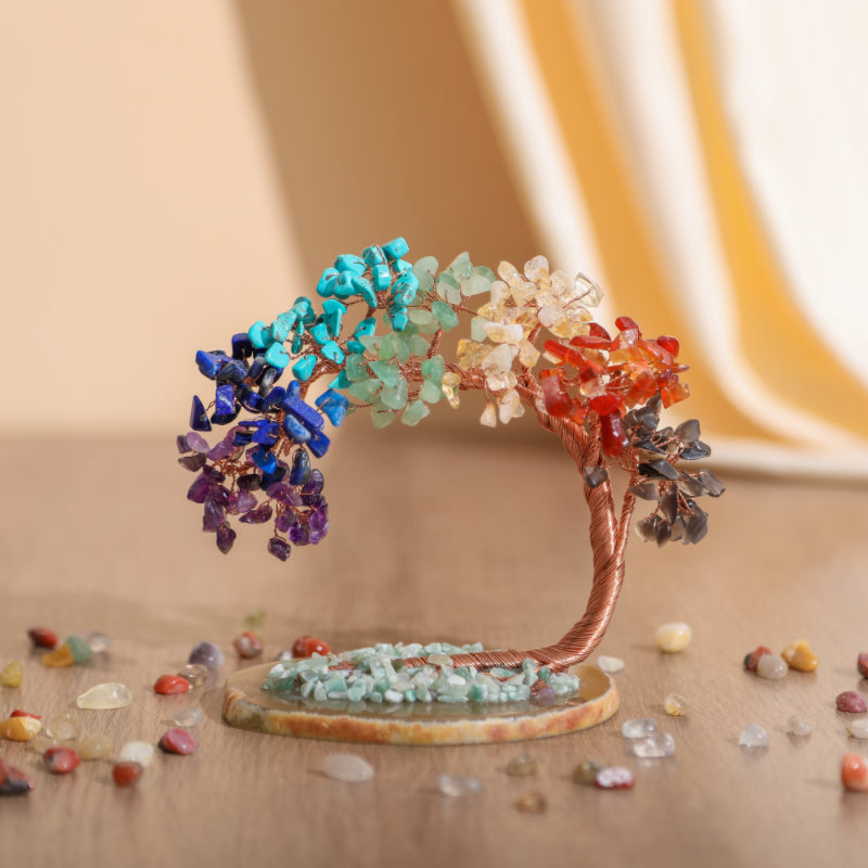 Dekoratives Lebensbaum-Ornament mit Edelsteinblättern, kupferfarbenem Draht und eleganter Achatbasis für das Wohnzimmer | Sansoti