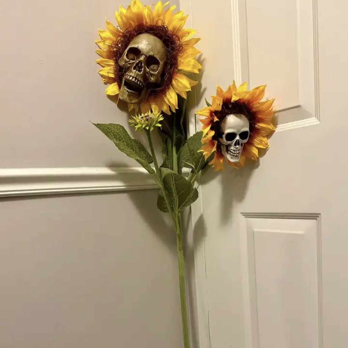 Tournesol artificiel avec motif de crâne - Décoration d’Halloween pour l’intérieur et l’extérieur - Fleur gothique d’automne | Sansoti