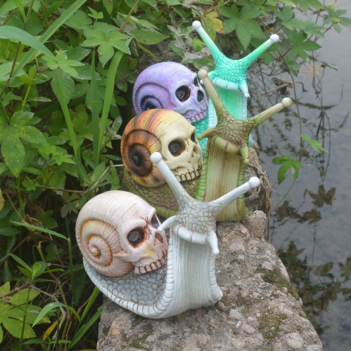 Schnecke mit Totenkopf, Gartenfigur aus Kunstharz, Gothic-Dekoration für drinnen und draußen, Skulptur für Wohnzimmer, Garten und Terrasse | Sansoti