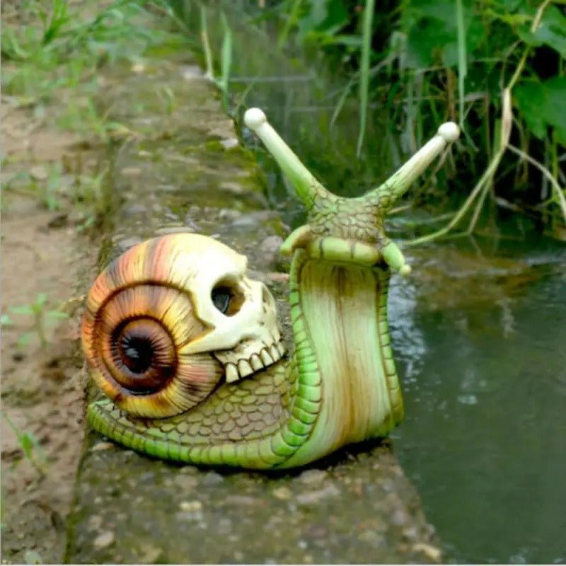 Schnecke mit Totenkopf, Gartenfigur aus Kunstharz, Gothic-Dekoration für drinnen und draußen, Skulptur für Wohnzimmer, Garten und Terrasse | Sansoti