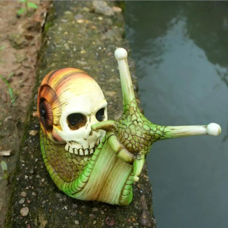 Schnecke mit Totenkopf, Gartenfigur aus Kunstharz, Gothic-Dekoration für drinnen und draußen, Skulptur für Wohnzimmer, Garten und Terrasse | Sansoti