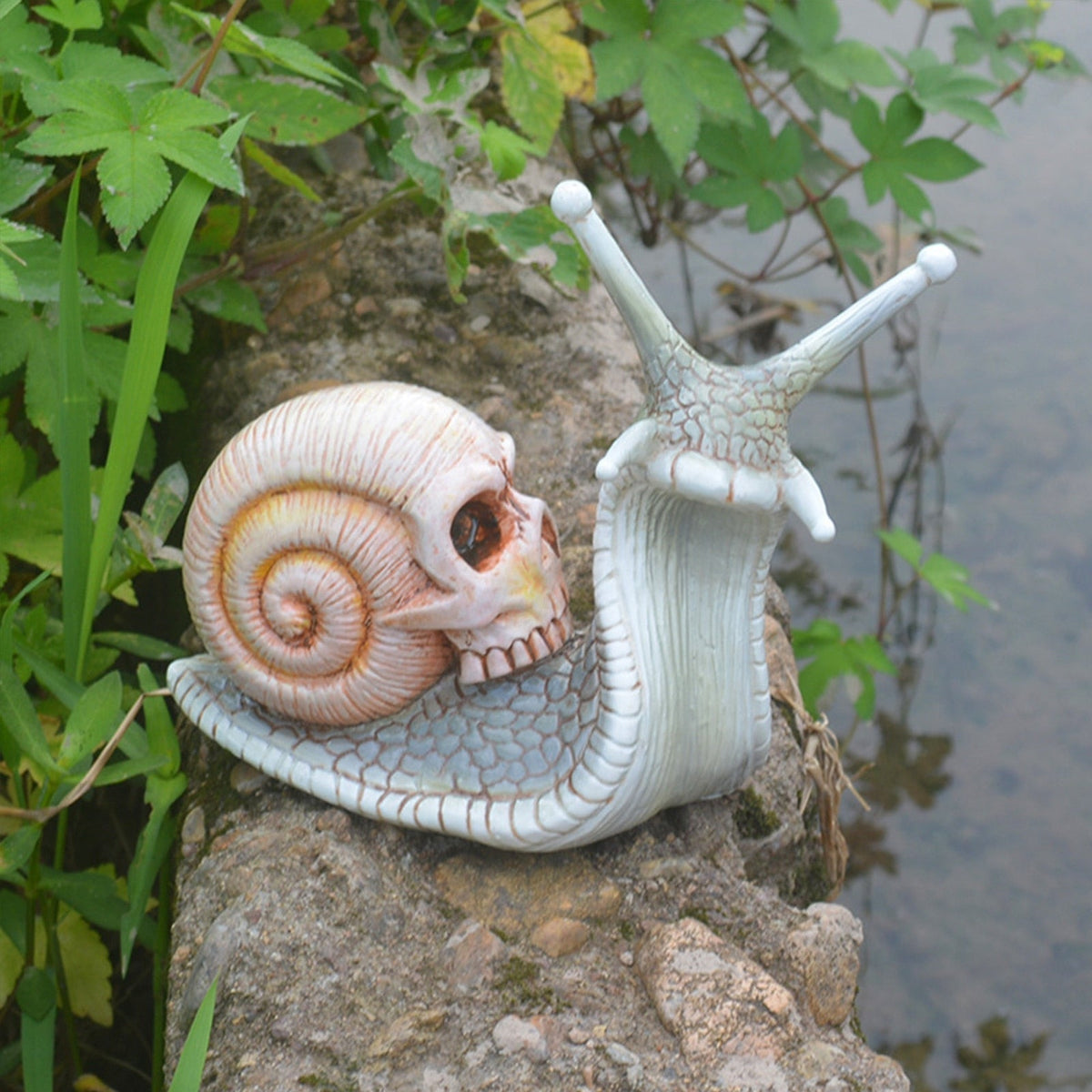 Schnecke mit Totenkopf, Gartenfigur aus Kunstharz, Gothic-Dekoration für drinnen und draußen, Skulptur für Wohnzimmer, Garten und Terrasse | Sansoti